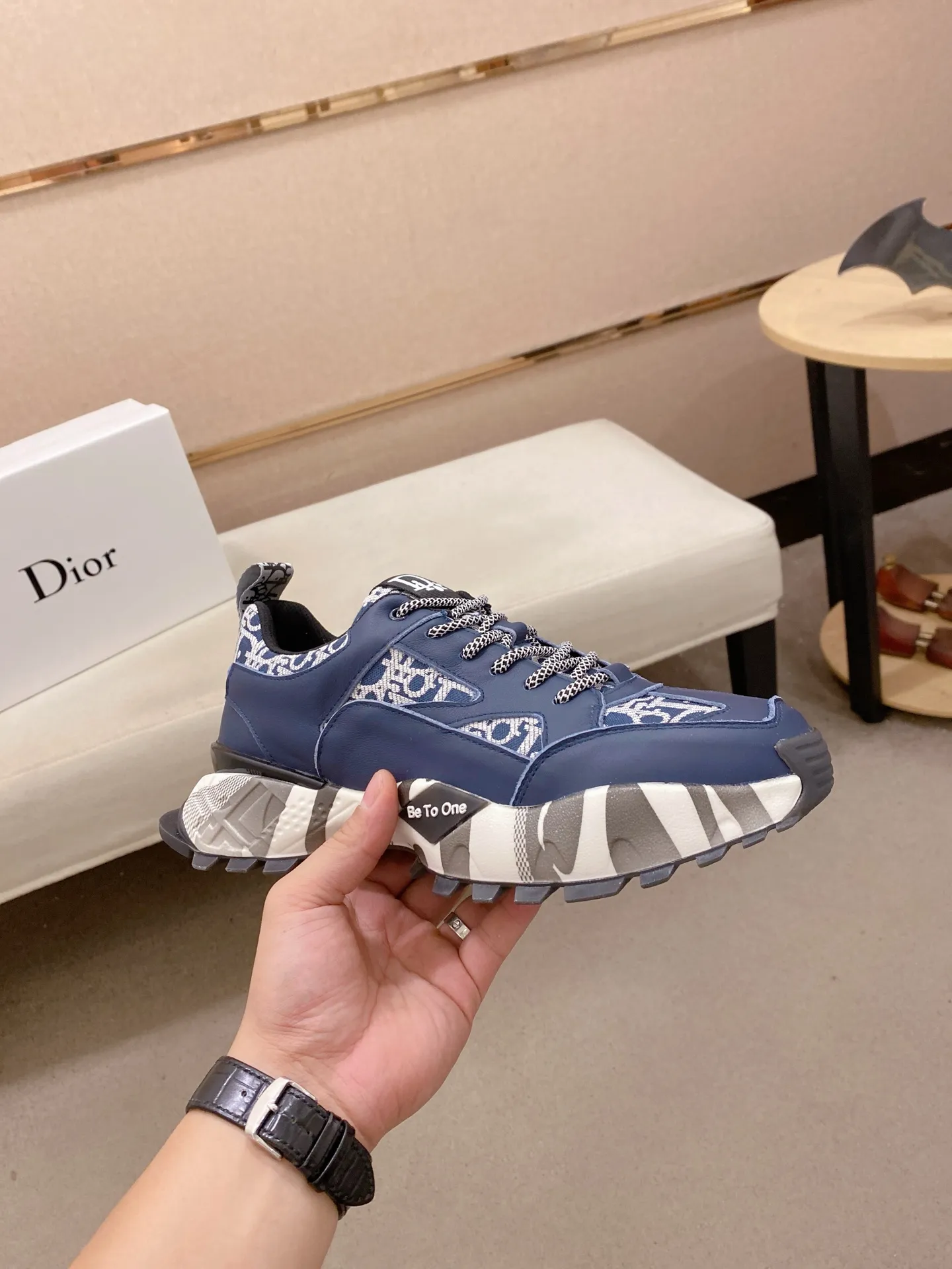 Men's shoes💰 462💰🇮🇹🇮🇹Dior d The new model is on sale at the same time at the counter. The upper 🇮🇹 is imported Italian first-layer cowhide, and the lining is fully imported sheepskin 💪💪. It is a complete 1⃣️ to 1⃣️ replica 🇮🇹💪💪, ⚠ Sole: The original sole is specially provided by the original factory. The exclusive movable molded sole is super comfortable. ⚠Original factory single goods, 🔍🔍high quality, you can enter and leave the counter at will, welcome to compare⚠. Code number:38-44
